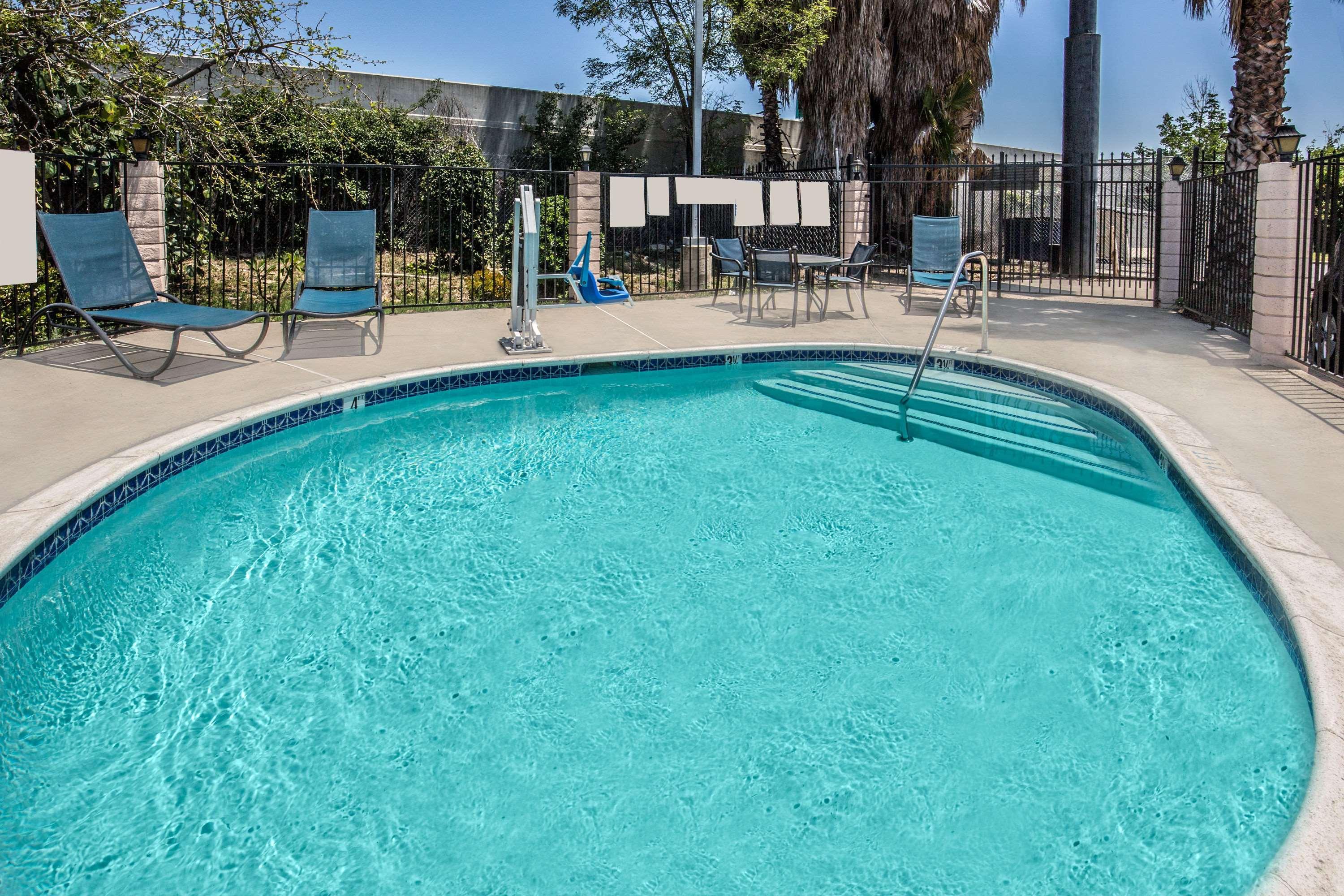 Days Inn By Wyndham Ontario Airport Kültér fotó