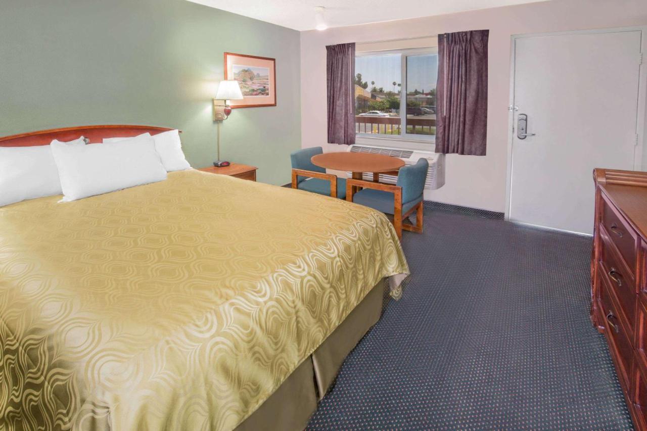 Days Inn By Wyndham Ontario Airport Kültér fotó